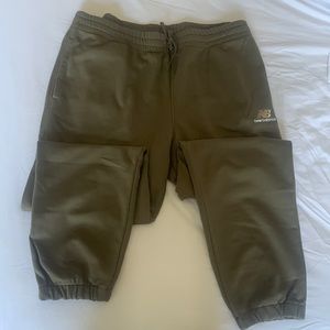 New Balance Essentials Unisex sweat pants olive